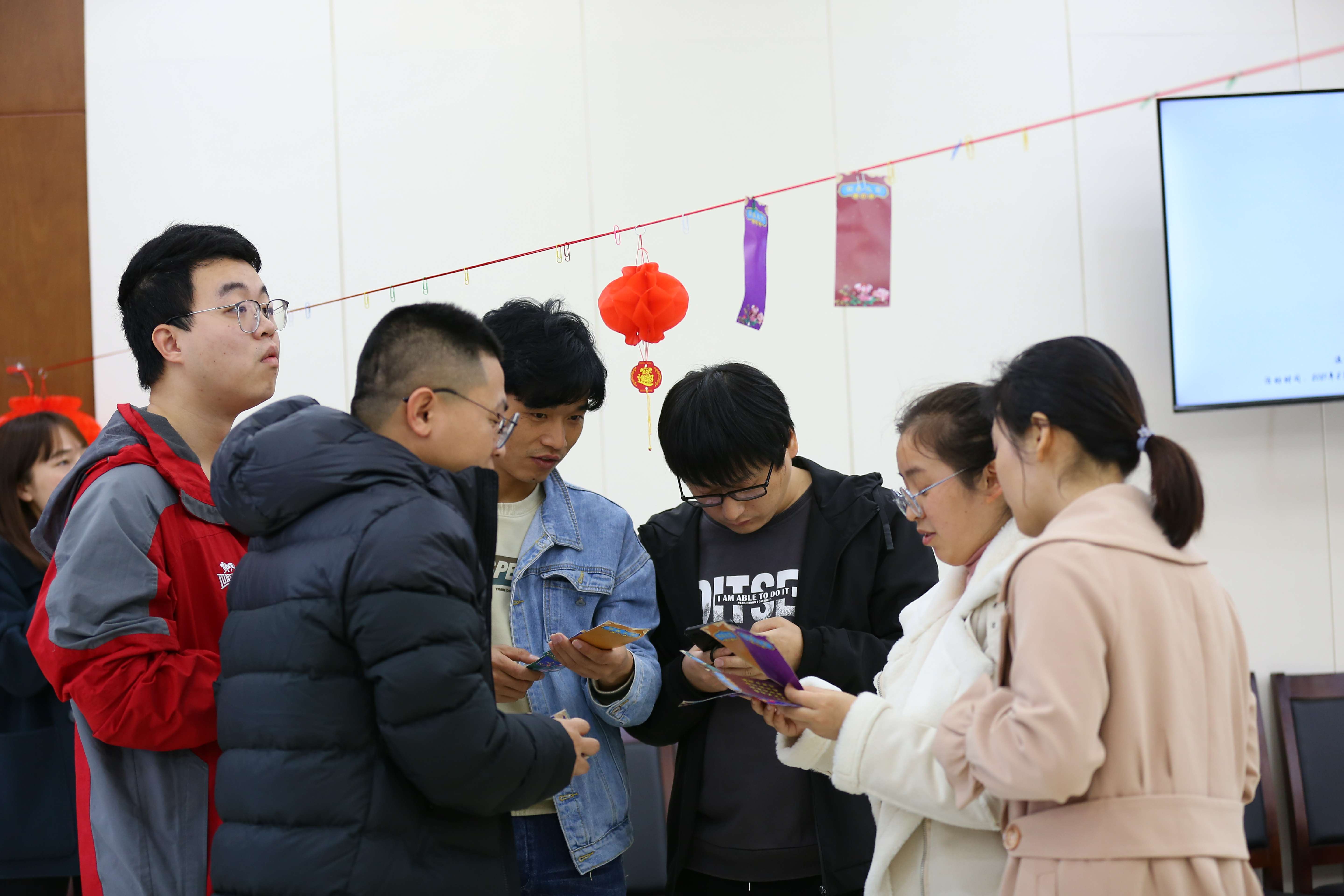歡歡喜喜做花燈，熱熱鬧鬧過(guò)元宵
